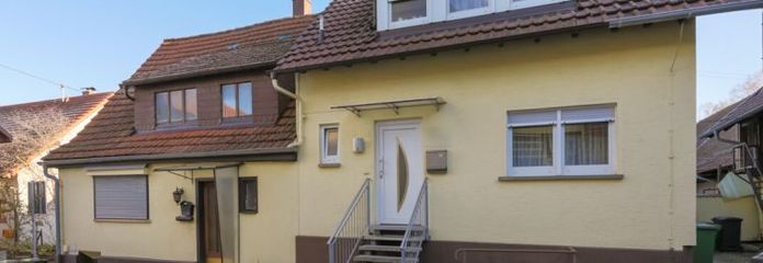 **Zwei Häuser, eine Vielzahl an Möglichkeiten – Wohnen mit großer Scheune!**
