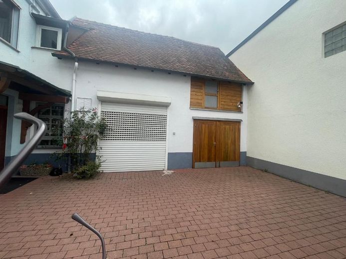 Zweifamilienhaus mit Gewerbe und viel Potenzial in Kleinwallstadt – Innenhof elektrisches Rolltor