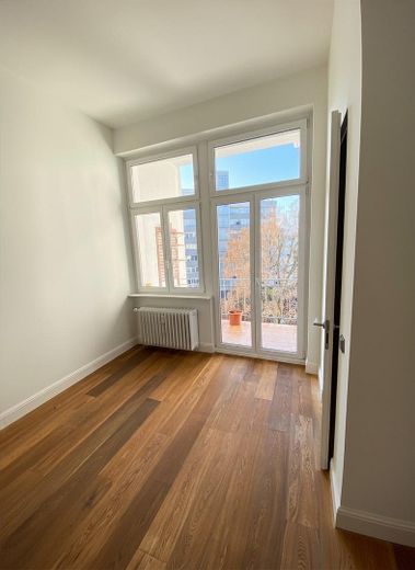 3-Zimmer-Wohnung, Altbau mit Balkon und Einbauküche in Frankfurt am Main – Wohn-/ Schlafzimmer 2