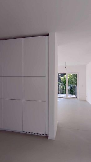 Energieeffizientes Einfamilienhaus (A) mit Panoramablick im Taunus – Blick von der Küche ins Wohnzi