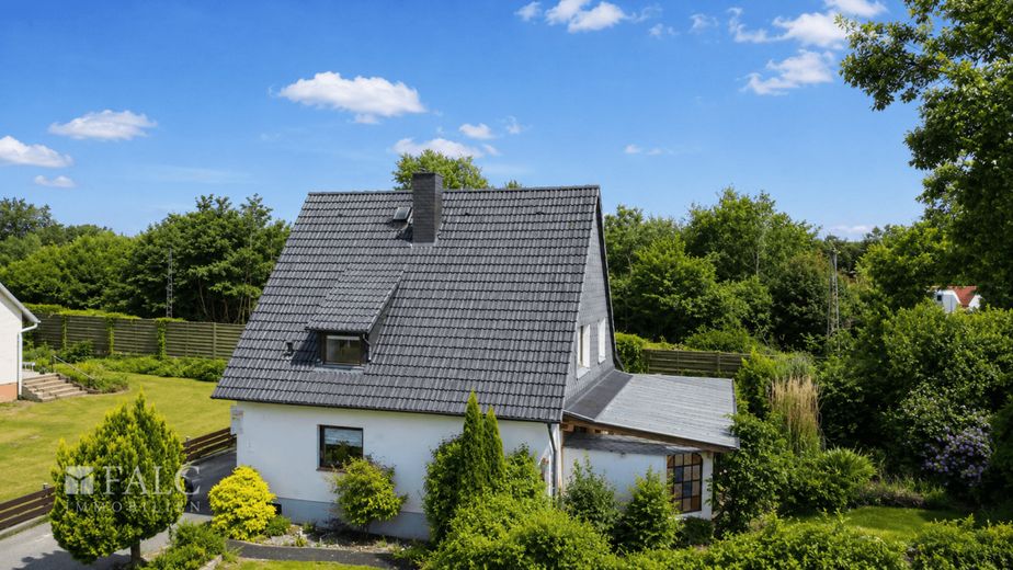 Gartenidylle mit Wintergarten-charmantes Einfamilienhaus zum Wohlfühlen in der Nähe von Langen – Strassenansicht