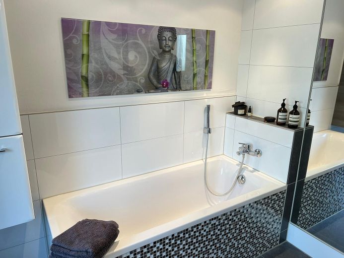 Badezimmer mit Badewanne