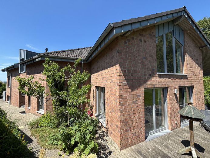Ein Haus, viele Möglichkeiten - Platz für Familie und Beruf in drei separaten Einheiten – Hausansicht vom Garten