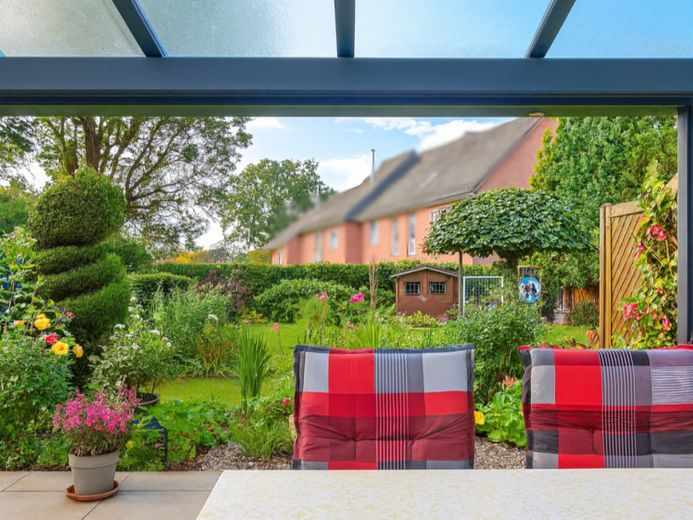 Casa a schiera di testa con ca. 180 m² di superficie abitabile e utile, giardino, cantina interrata e camino a Glinde – Foto 1