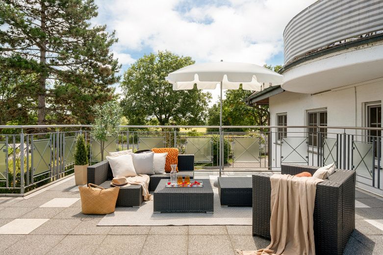 Provisionsfrei & sofort bezugsfertig: 4-Zi-Wohlfühloase mit 86 m² Sonnenterrasse – Loungebereich 
