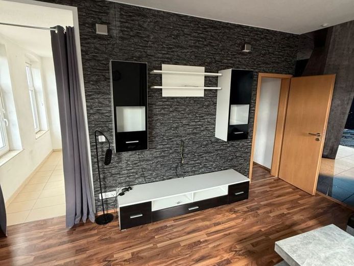 Günstige und teilmöblierte 2-Zimmer mit Laminat, Aufzug und Eckwanne in guter Lage! – Foto 1