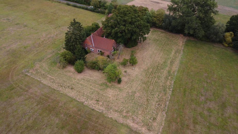 Casa unifamiliare / ex azienda agricola con grande terreno in posizione tranquilla – Foto 10
