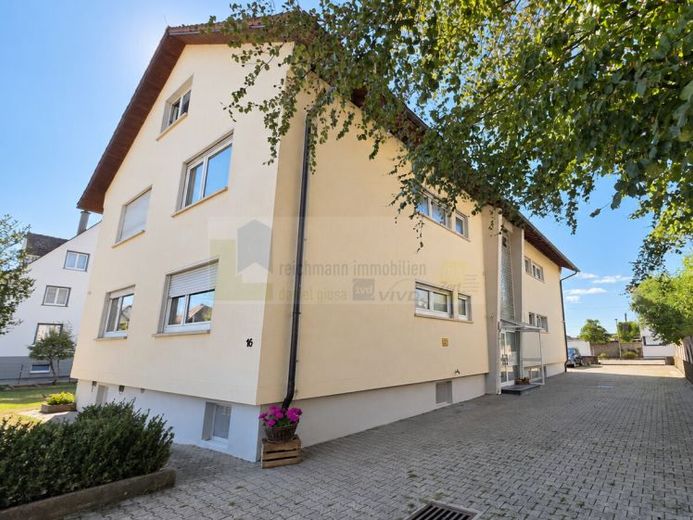 Appartamento mansardato con 2 locali, garage e un grande potenziale per chi desidera abitarlo o per investitori – Foto 1