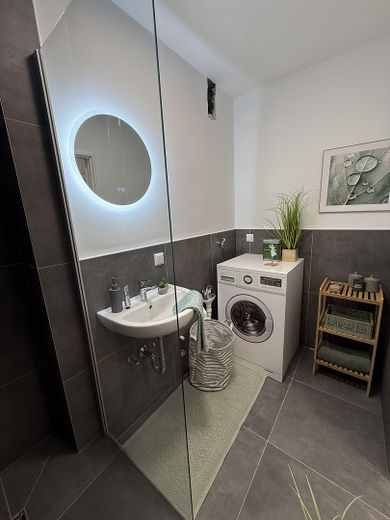 Provisionsfrei / Kernsanierte 3-Zimmer Wohnung in Wiesbaden-Schierstein mit Balkon & Stellplatz – Bad