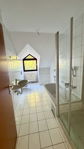 Schöne 3-Zimmer DG Wohnung mit modernisierter Küche und Balkon – Badezimmer