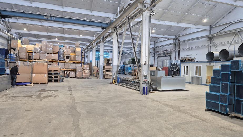 Halle Innen mit Krananlage