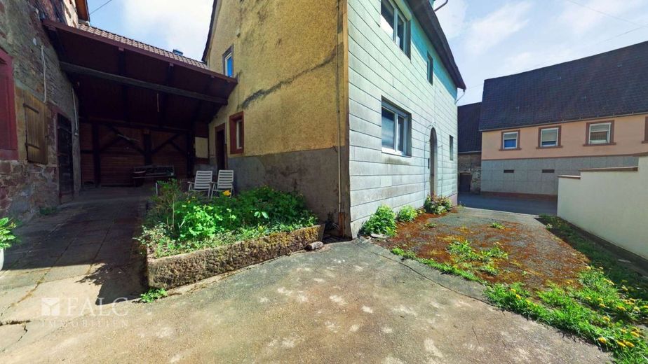 Charmantes Bauernhaus mit angrenzender Scheune und viel Potenzial – Einfahrt