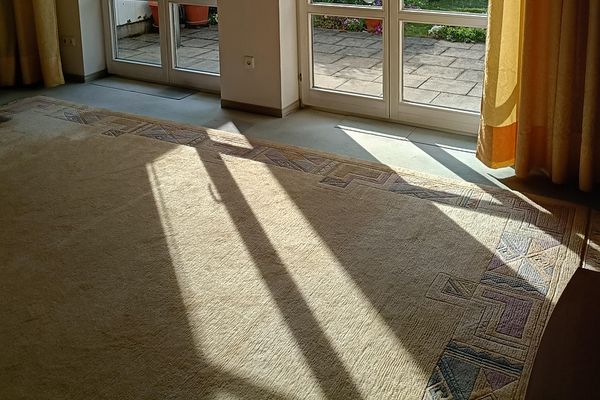 Özel satıcıdan komisyonsuz, hemen boş! Hohenkammer’da iyi konumda aydınlık sıra ev, pazarlık paylı satış fiyatı