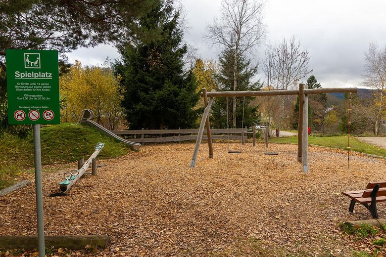 2-Zimmer-Wohnung in Schluchsee, kernsaniert, mit Hallenbad – Spielplatz