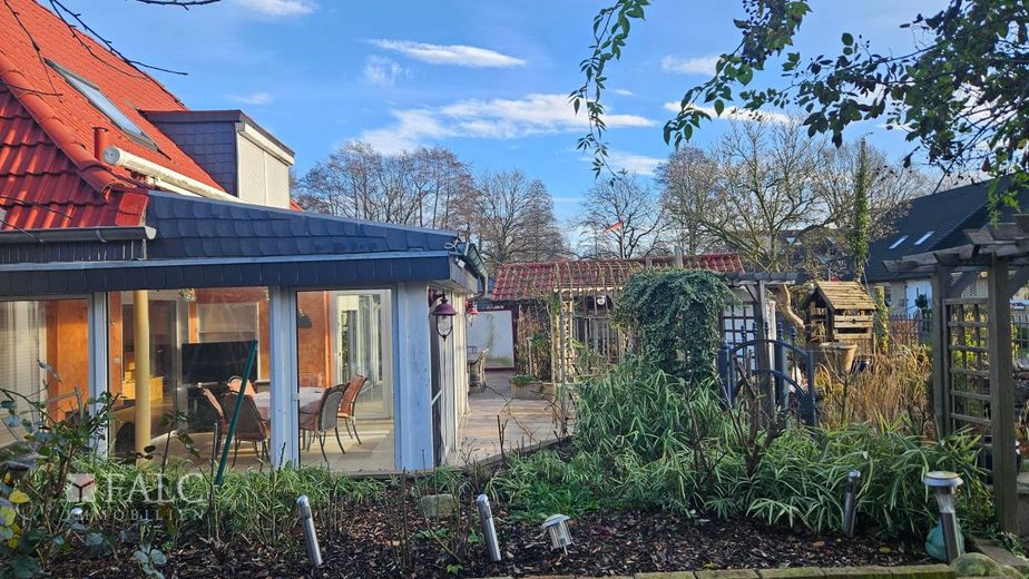 Charmantes Einfamilienhaus in ruhiger Lage ! – Seitenansicht