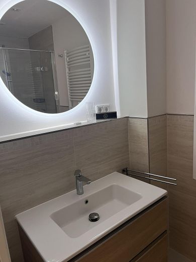 Möblierte, helle und lichtdurchflutete 2-Zimmer-Wohnung in begehrter Altstadtlage – Bad
