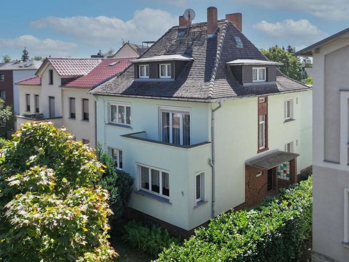 Casa bifamiliar necesitada de reformas, con potencial de ampliación, en la mejor zona de villas de Schönebeck – Foto 1