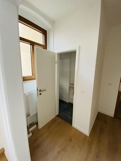 2-Zimmer mit Laminat, Wanne, Dusche und sep. WC und in zentraler Lage! – IMG_9970