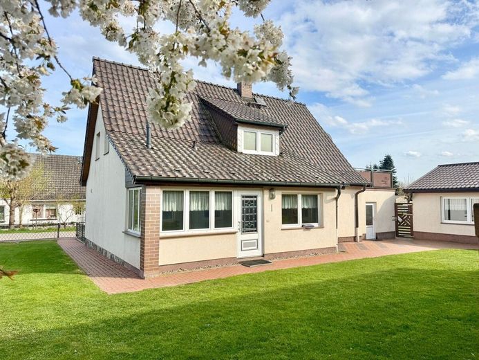 HORN IMMOBILIEN ++ Haus mit Doppelgarage und Nebengebäude in Wodarg bei Altentreptow, ruhige Lage – Hausansicht vom Grundstück