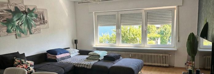5 % Mietrendite, 10 Jahre Mietgarantie, ohne EK möglich – 3-Zi.-Wohnung mit Garage in Hattersheim – Wohnzimmer