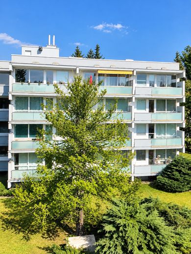 Lichtdurchflutete 2 Zimmer Wohnung in zentraler, aber ruhiger Lage von Unterhaching – Außenansicht des Gebäudes