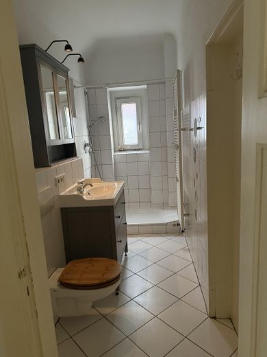 Urokliwe mieszkanie w starej kamienicy z parkietem ułożonym w jodełkę, wysokimi sufitami i dużym ogrodem w Wellingsbüttel – WC