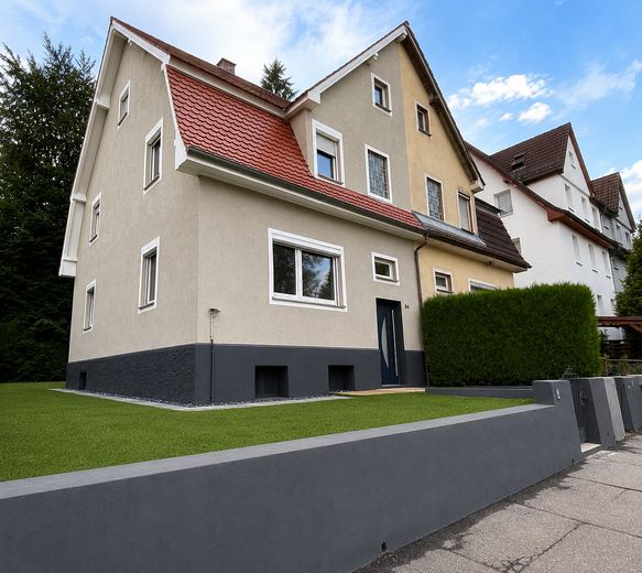 **SPRZEDAŻ PRYWATNA dom bliźniaczy / PIERWSZE ZASIEDLENIE po CAŁKOWITEJ RENOWACJI / nowa KUCHNIA NOBILIA / spokojna DZIELNICA MIESZKALNA** – Hausansichten (Front/Seite)