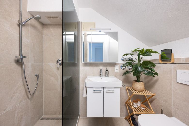 Einzigartiger Bergblick - sanierte 3-Zimmer Wohnung in den Chiemgauer Alpen – Badezimmer mit Dusche
