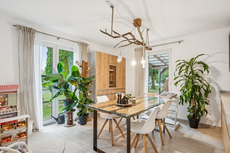Energieeffizientes Familienhaus in Langenpreising mit großem Grundstück, Doppelgarage und PV-Anlage – Essbereich