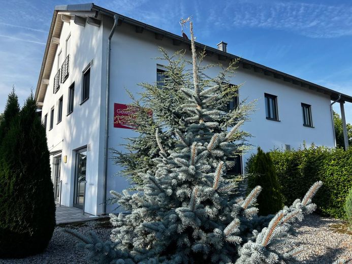 Vielseitiges Anwesen mit gewerblichem und privatem Anteil in Bad Birnbach – Hausansicht Straßenseit-Gewerbeseite