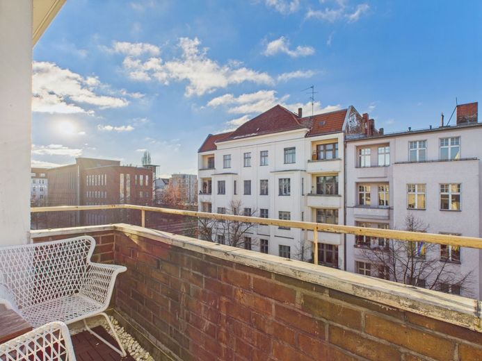 bezugsfreie 3 1/2-Zimmer-Wohnung mit Balkon in Charlottenburg, hochwertig möbliert – Balkon