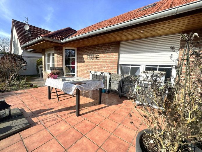 Warum noch Miete zahlen? Massiver Bungalow im Landhausstil in ruhiger Umgebung von Buchholz (Aller) – Haus Terrasse