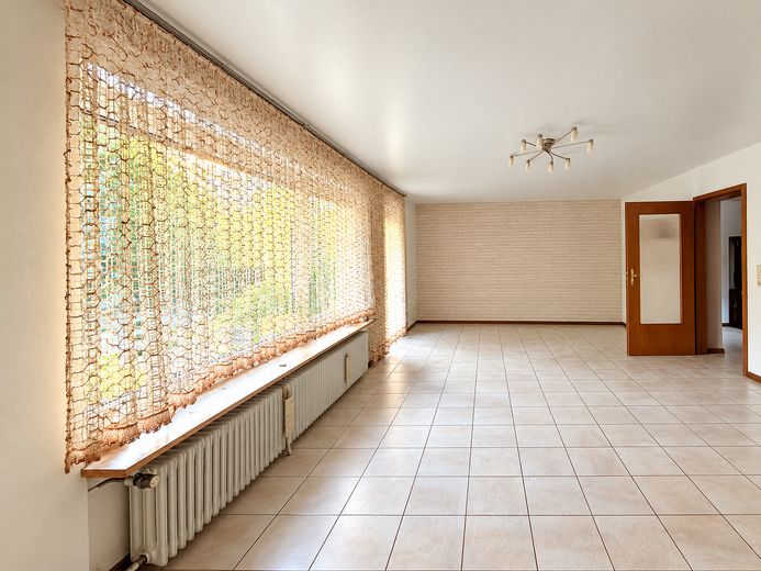 Vielseitiges Wohn- und Gewerbeobjekt mit Hallen & Werkstatt in naturnaher Lage – Wohnzimmer 1.OG KI generiert