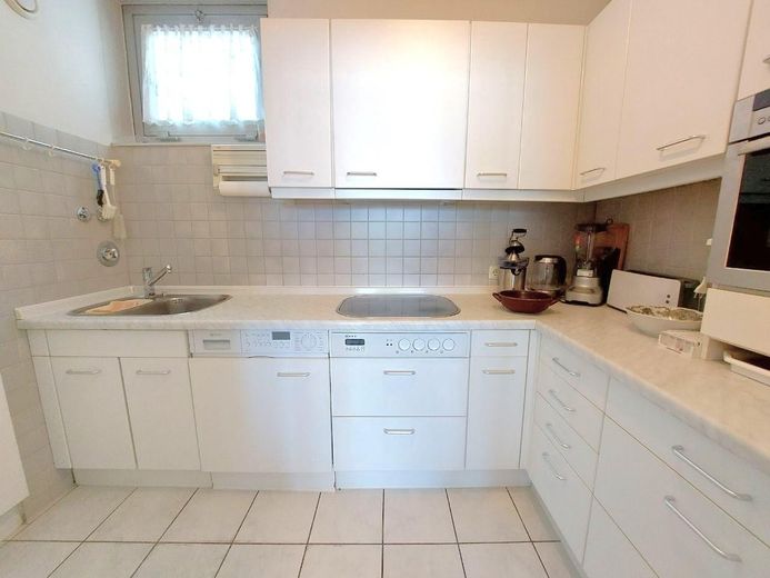 Bogenhausen 15° piano appartamento di 3 locali con vista sulle Alpi e piscina sul rooftop – vendita privata! – Küche