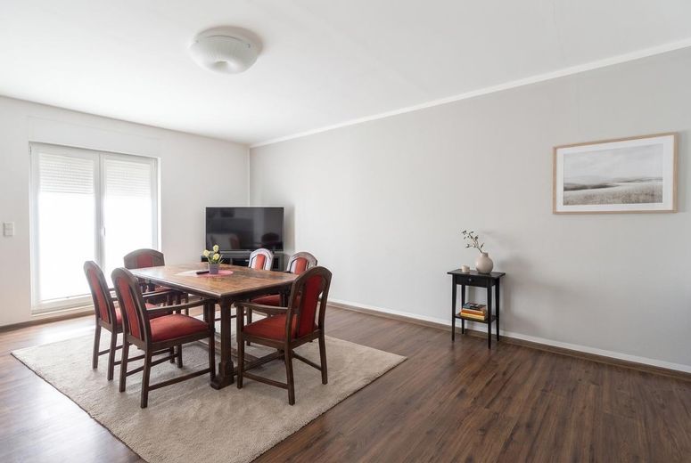 Helle 3-Zimmer-Erdgeschosswohnung mit Terrasse und EBK - ca. 110 m², neuwertig – Foto 1