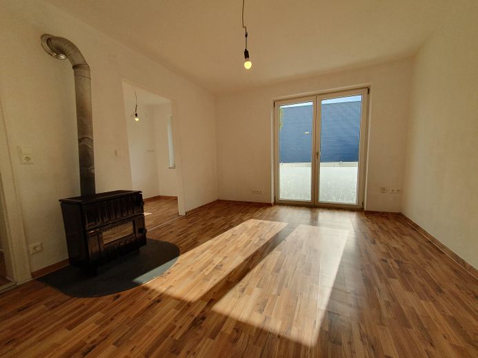 Schöne 2-Zi-Wohnung mit Balkon im 2.OG rechts – Wohn-Esszimmer