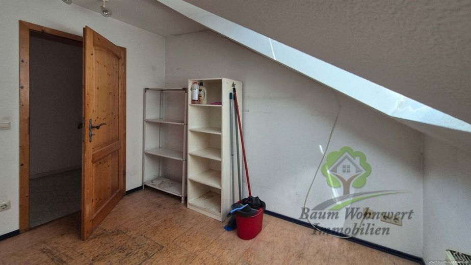 Provisionsfrei! Gepflegte Dachgeschosswohnung mit Balkon und ausgebauter Nutzfläche – 2 Kinderzimmer