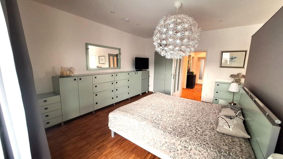 Großzügige 2-Zimmer-Wohnung, hochwertige Einbauküche, Innenstadt, Südbalkon – Schlafzimmer