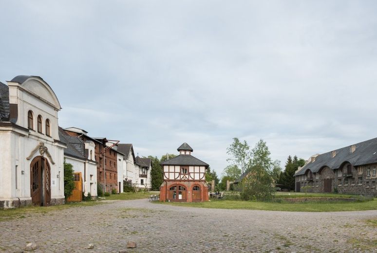 Atelier/Praxis/Gastro/Touristik/Büro/LOFT +++ in GUTSANLAGE (12 Geb. + 6 ha. Gr.) Nähe Müritz! – einfach klassisch: d. Innenhof