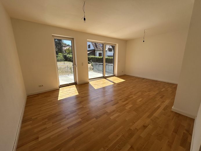 203 m² | Neubau 2021 | Garten | 2 Garagen | Wärmepumpe | Frensdorf – EG Wohnzimmer