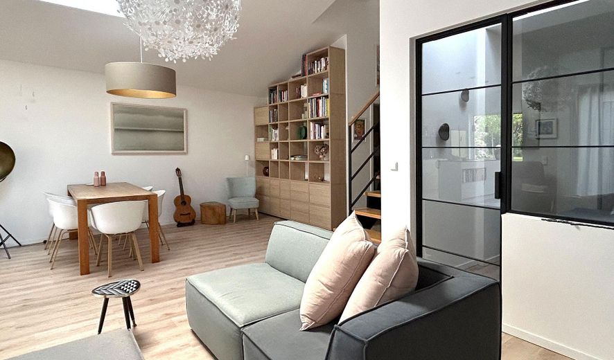 Ventana-asiento con vistas al verde, arquitectura tipo loft y bomba de calor: idilio familiar listo para entrar a vivir en Pulheim – offener Wohn- Essbereich