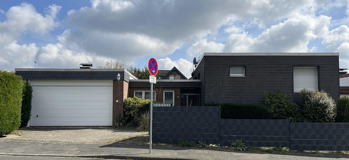 PROVISIONSFREI! Sanierungsbedürftiger Bungalow nahe Schlebusch mit erheblichen Aufstockungspotenzial – Straßenansicht III