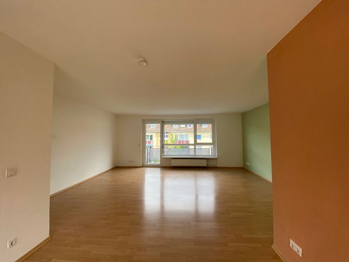 Helles Wohnzimmer mit Balkon