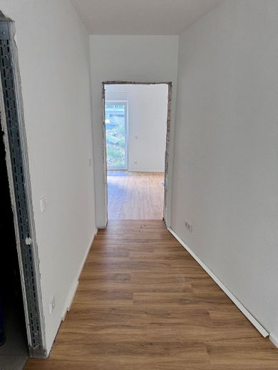 Erstbezug nach Kernsanierung | KfW55 EE | 61 m² | EG | Bahnhof 2 Min. | Bezugsfertig 10/2026 – Flur zum Schlafzimmer