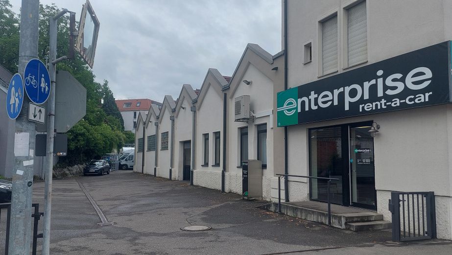 Retail space with workshop and open area in Reutlingen (formerly Enterprise Rent a Car) – Freifläche u. Eingangsbereich
