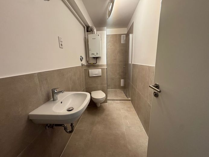2 Zimmer Mietwohnung im 2. OG in der Wüste – Duschbad