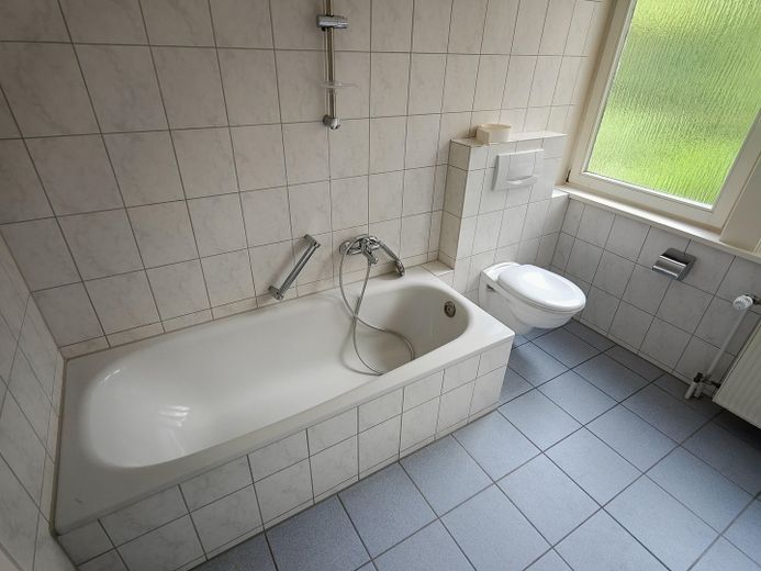 Ehemaliges Pfarrhaus in Oldenstadt zu verkaufen – Bad II OG mit Badewanne