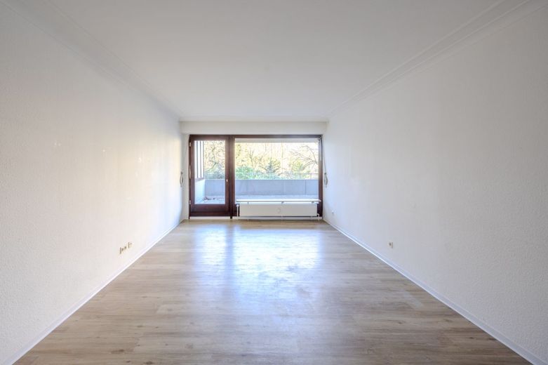 Attraktives Rahlstedt: Balkon miot 2-Zimmer Wohnung mit Tiefgaragenplatz kutzfristig verfügbar. – Wohnzimmer