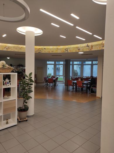 Eingangsbereich mit Café