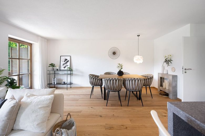 Einzigartiger Bergblick - sanierte 3-Zimmer Wohnung in den Chiemgauer Alpen – Essbereich mit Kamin